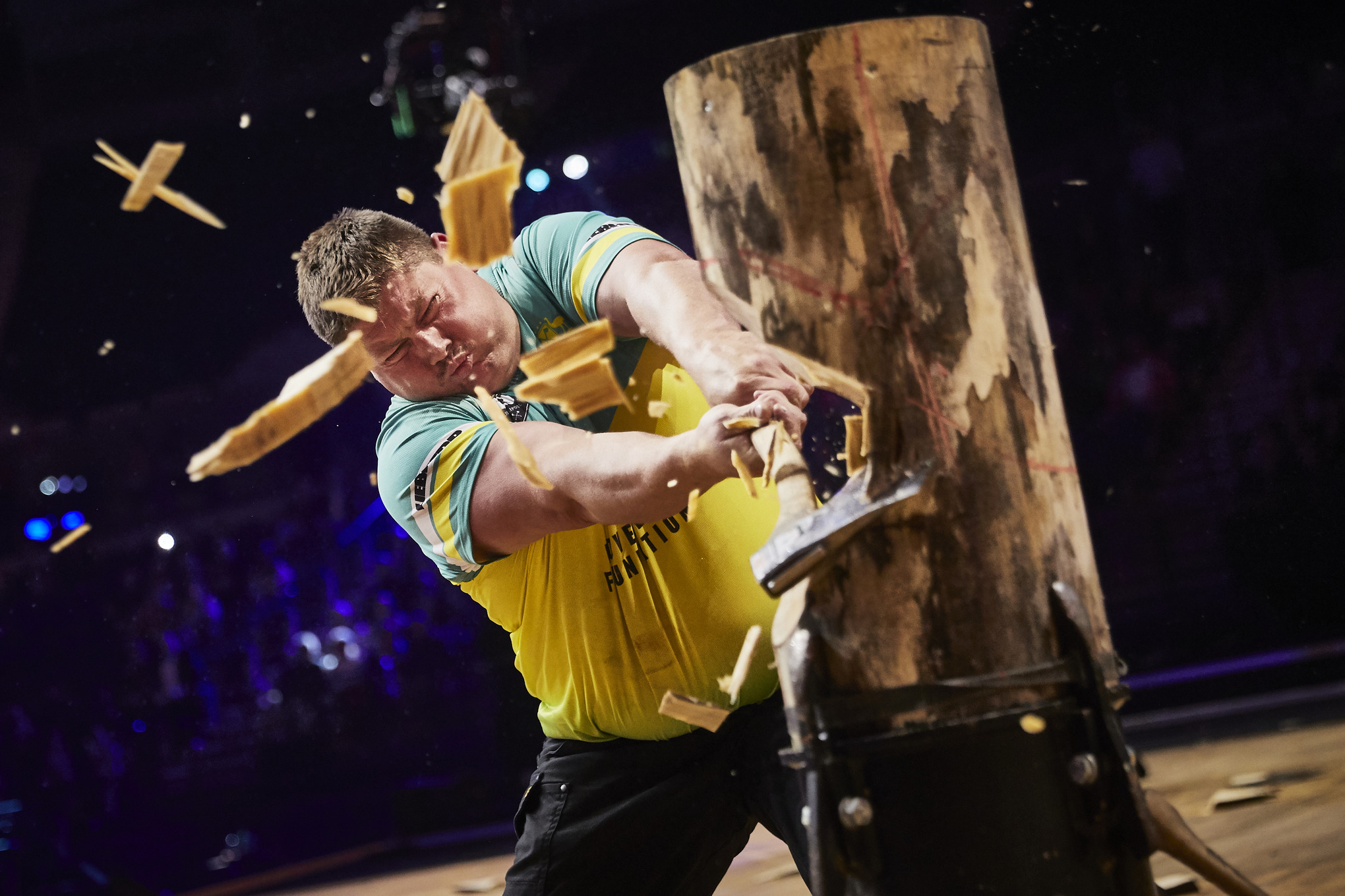 A STIHL TIMBERSPORTS® athlete sawing a tree trunk in a competition 