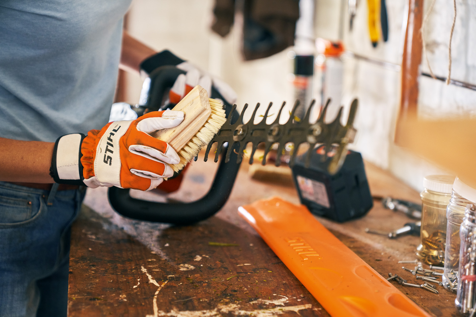 Hedge trimmer maintenance: Cleaning a STIHL HSA 56 cordless hedge trimmer with a brush