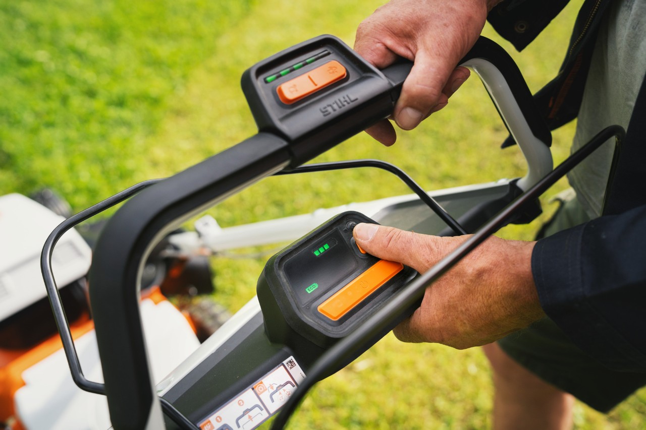 Close-up of the mono-comfort handlebar of the STIHL battery lawn mower