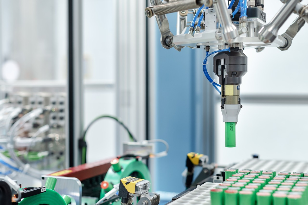 A pick-and-place robot equips the cell holders with battery cells