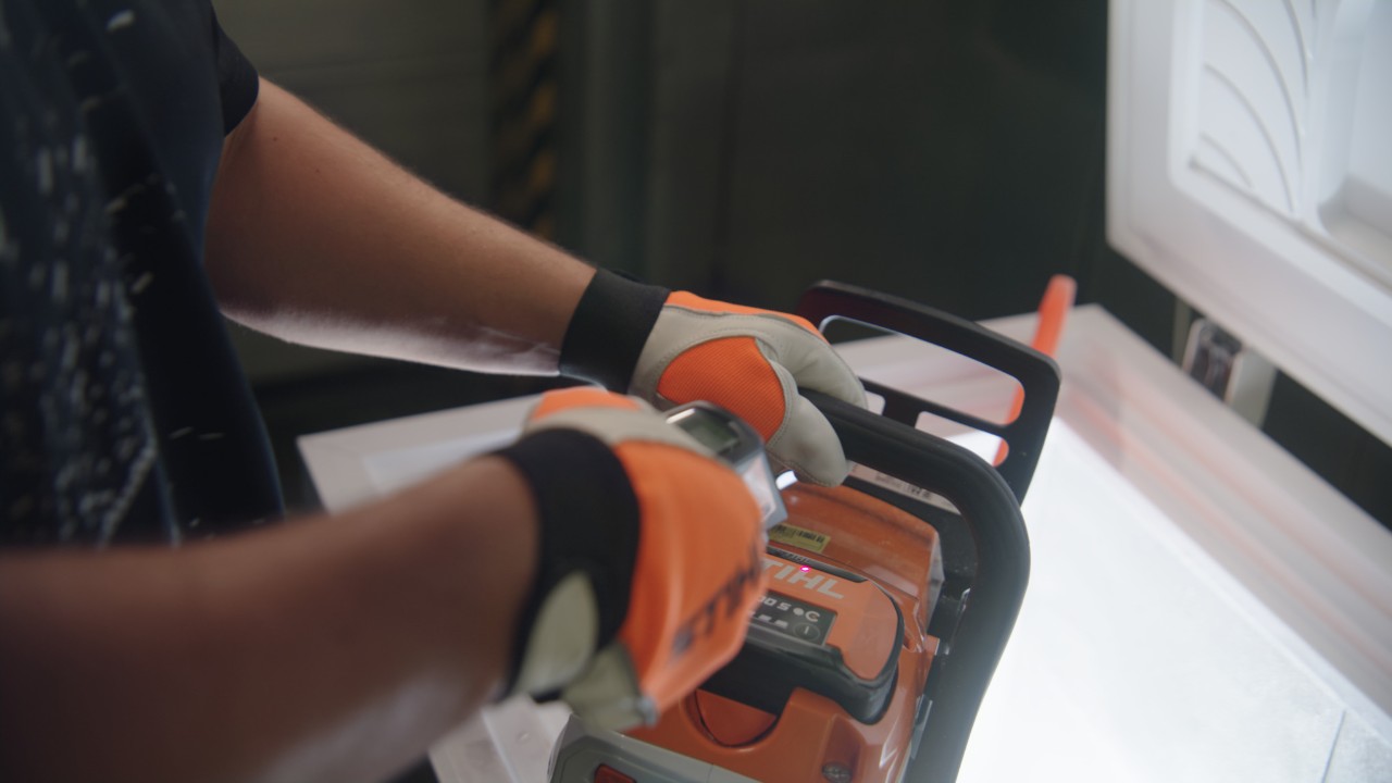 The AP 500 S battery in an MSA 300 C chainsaw is cooled to the minimum operating temperature in the freezer