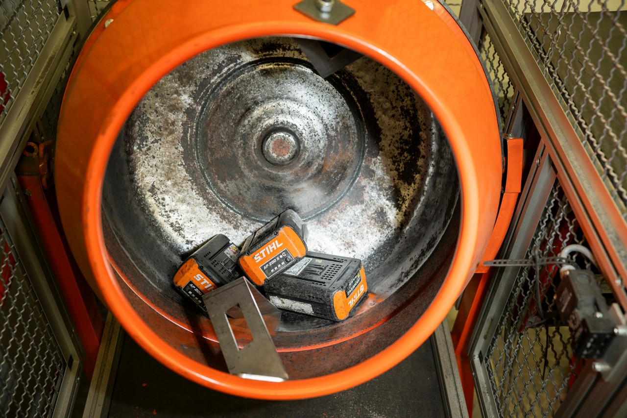 STIHL battery packs in a rotating drum device