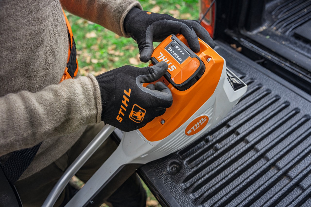 Inserting a STIHL AP 500 S battery into a device