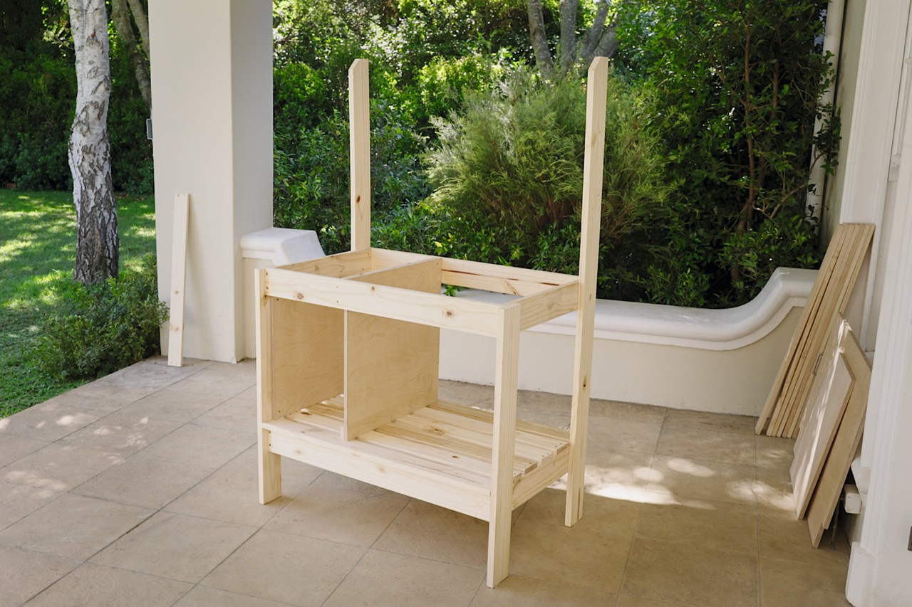 Potting bench with newly screwed-on second side panel
