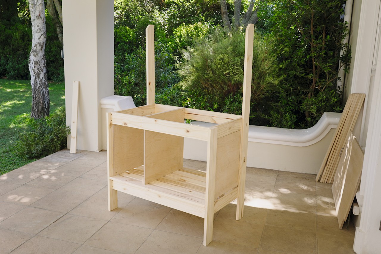 Planting table with newly screwed-on third side panel