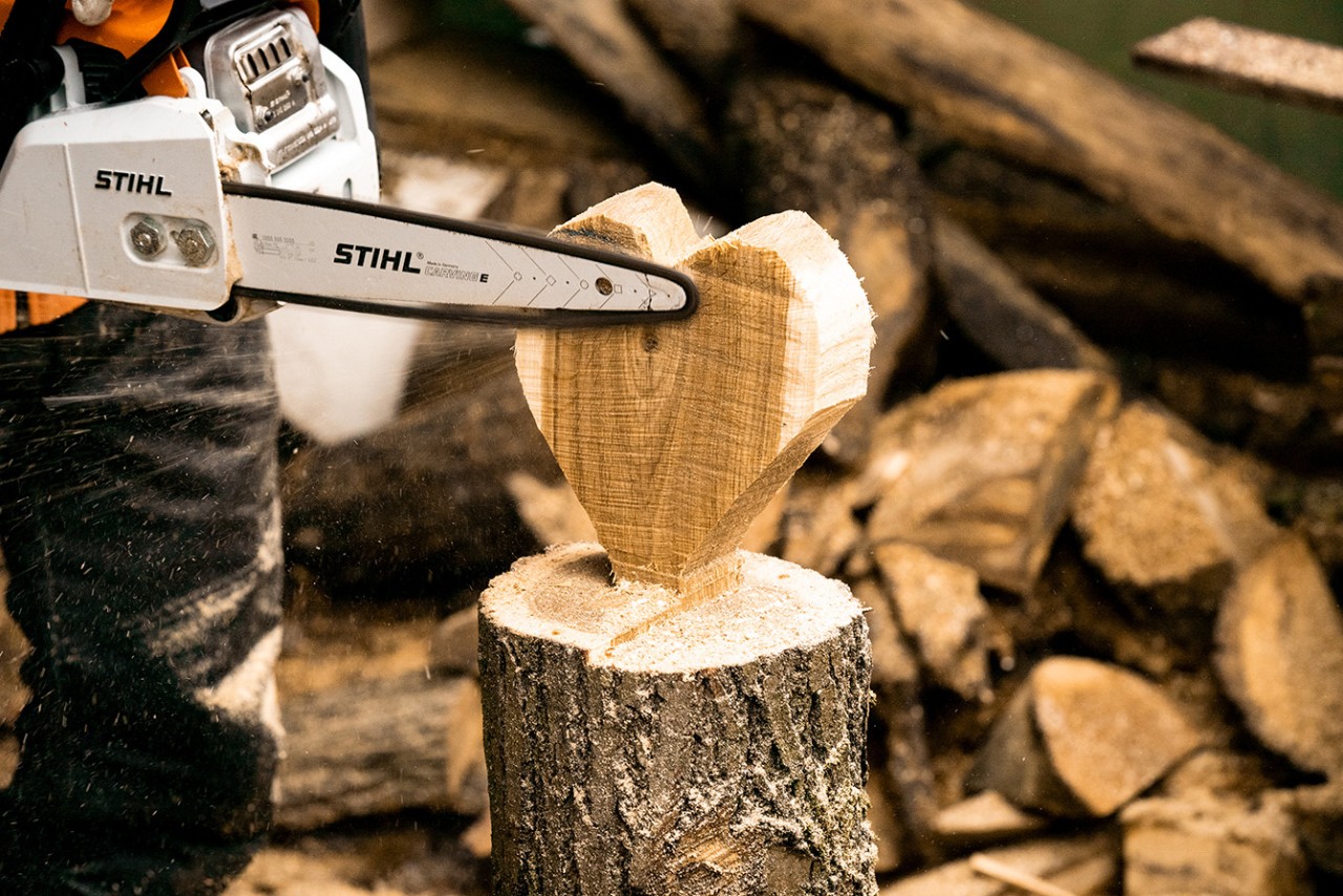 Make a heart ornament out of wood: edges of the wooden heart being smoothed with a STIHL MS 170 petrol chainsaw
