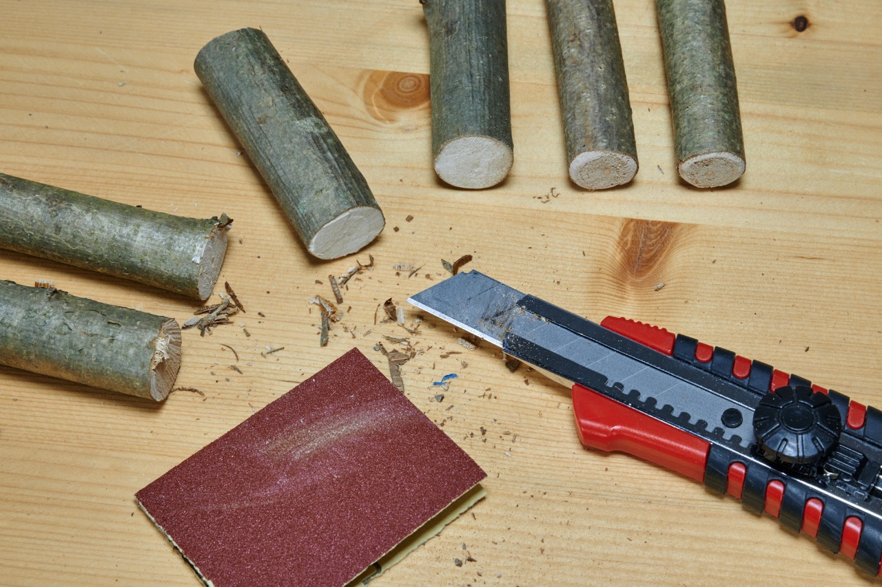 Make a heart ornament from a branch: sections of wood, sandpaper and a utility knife