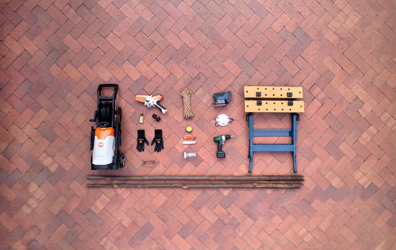 Materials and tools for building your own clothes rack, such as the STIHL RE 110 high-pressure cleaner and the STIHL GTA 26 garden pruner