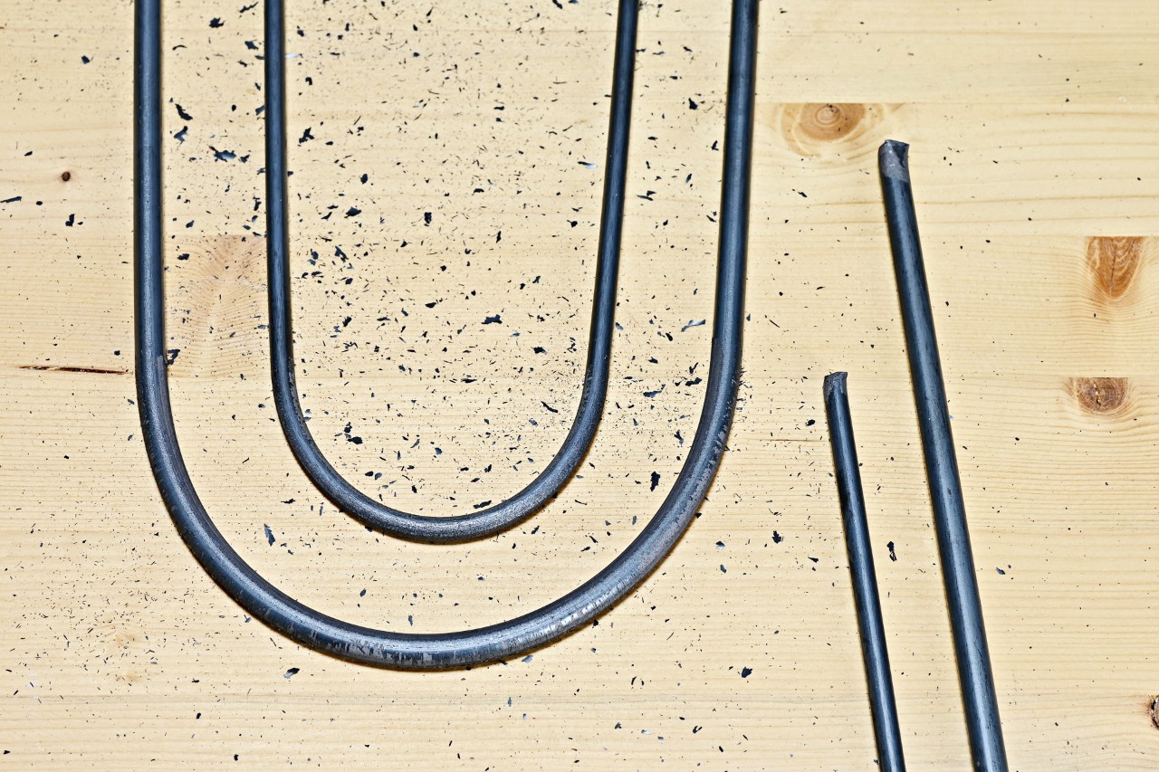 DIY side table: straight and bent metal rods