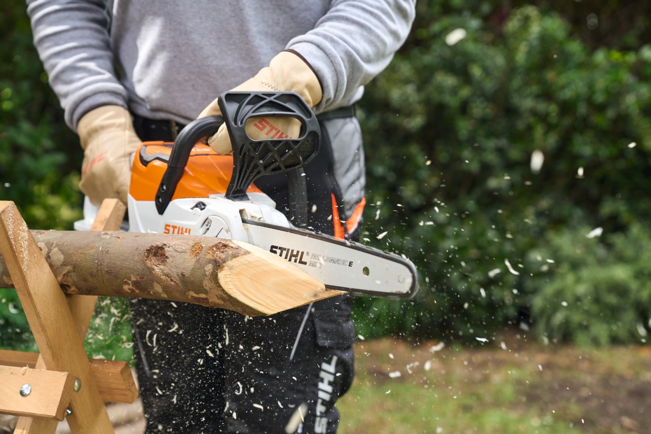 A tree pole is sharpened with a STIHL MSA 70 cordless chainsaw