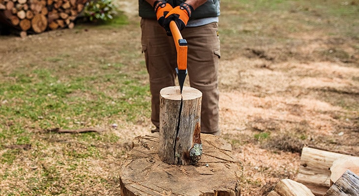 Stand with your feed slightly apart and start with the axe resting position
