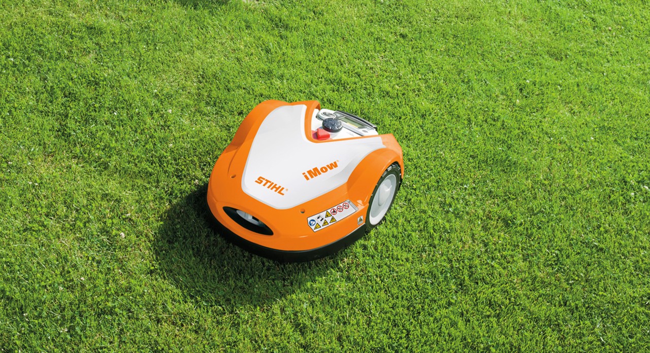 A STIHL iMOW® RMI 632 robotic mower with mulching function on a green ornamental lawn