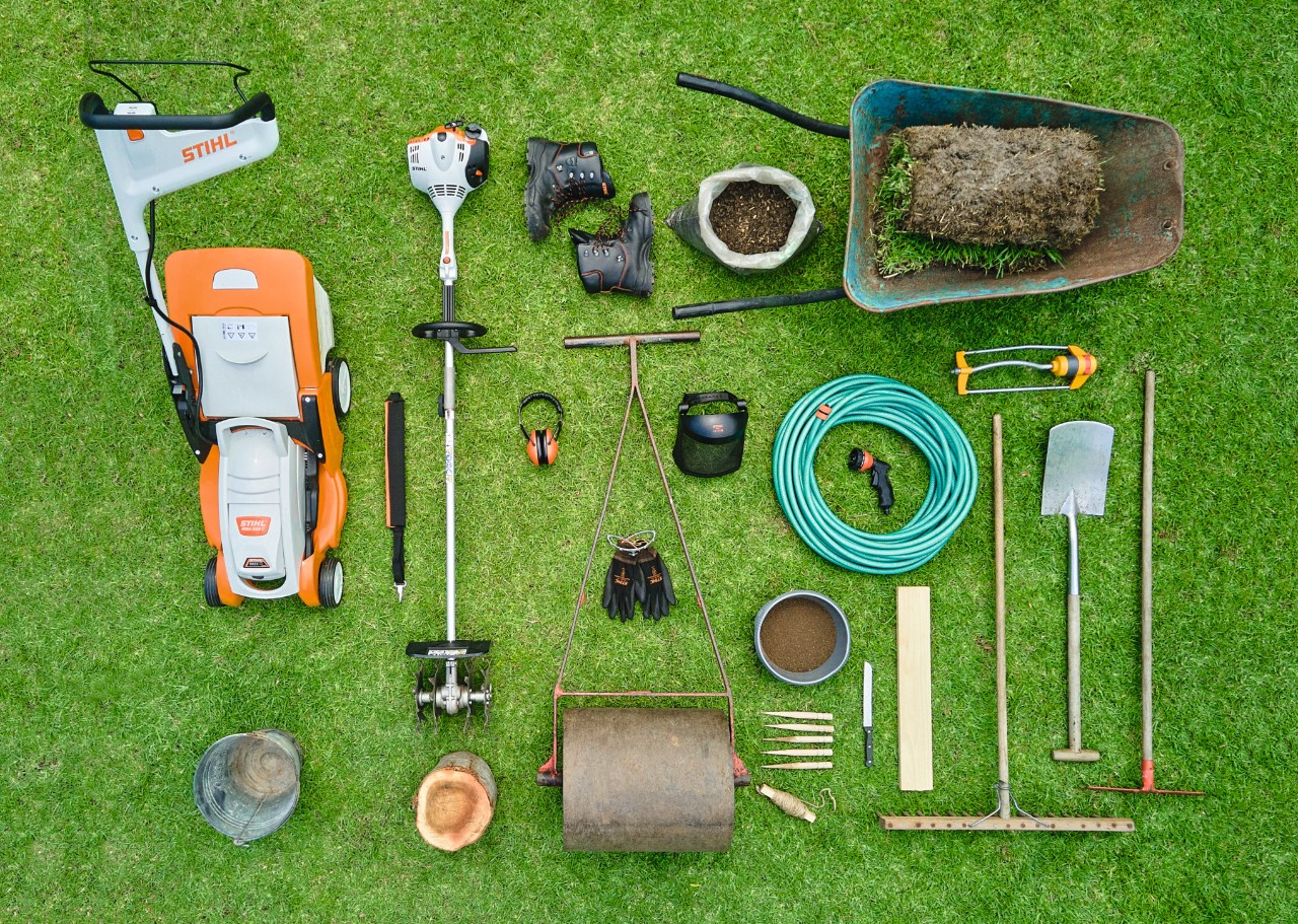 Bird’s-eye view of the STIHL RMA 339 C cordless lawn mower and other tools required to lay rolled turf 