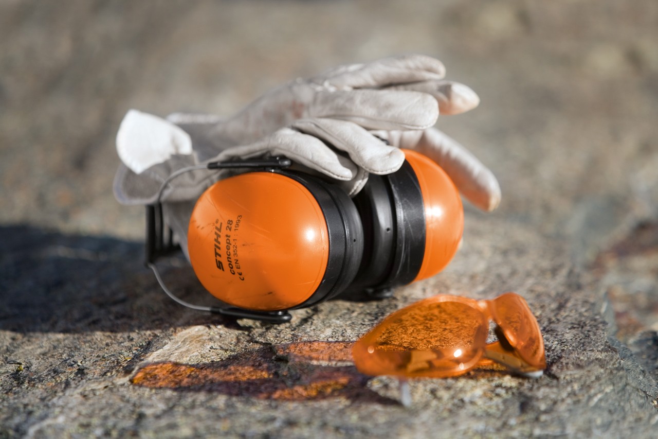 STIHL FUNCTION Light safety glasses in orange, with CONCEPT 28 ear protectors and protective gloves