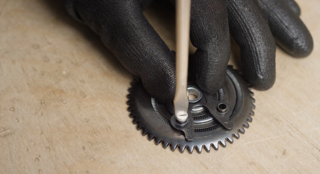 Close-up of the tensioning gear from a chainsaw