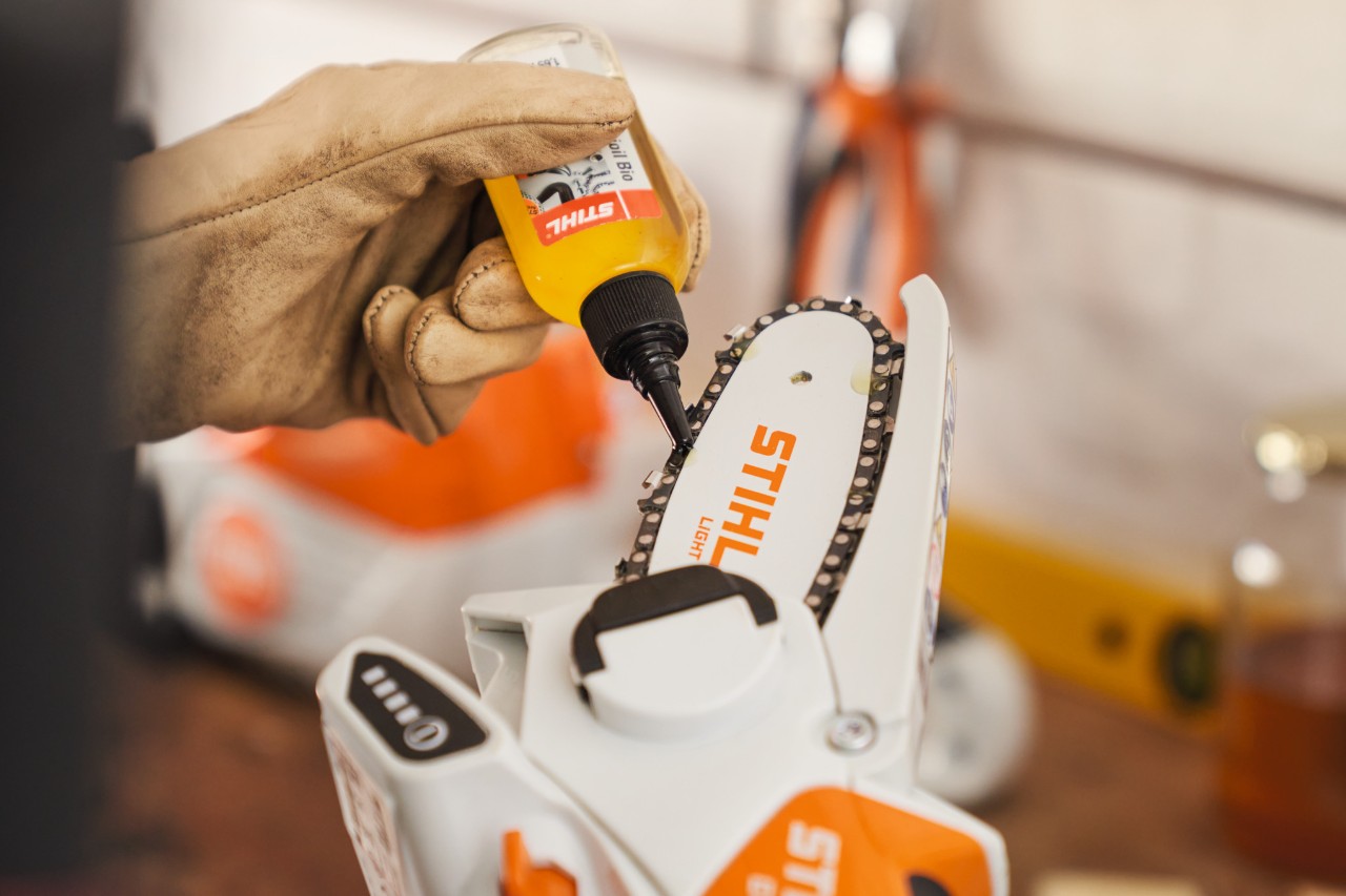 Applying oil to GTA 26 pruner