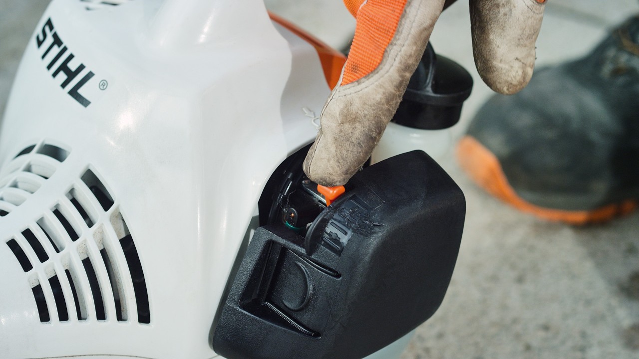 Opening the choke of the STIHL FS 38 petrol brushcutter