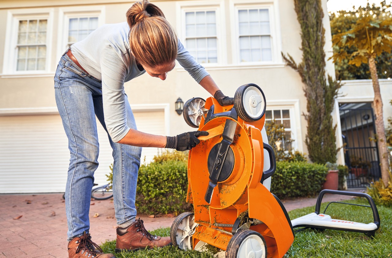 Cleaning a lawn mower