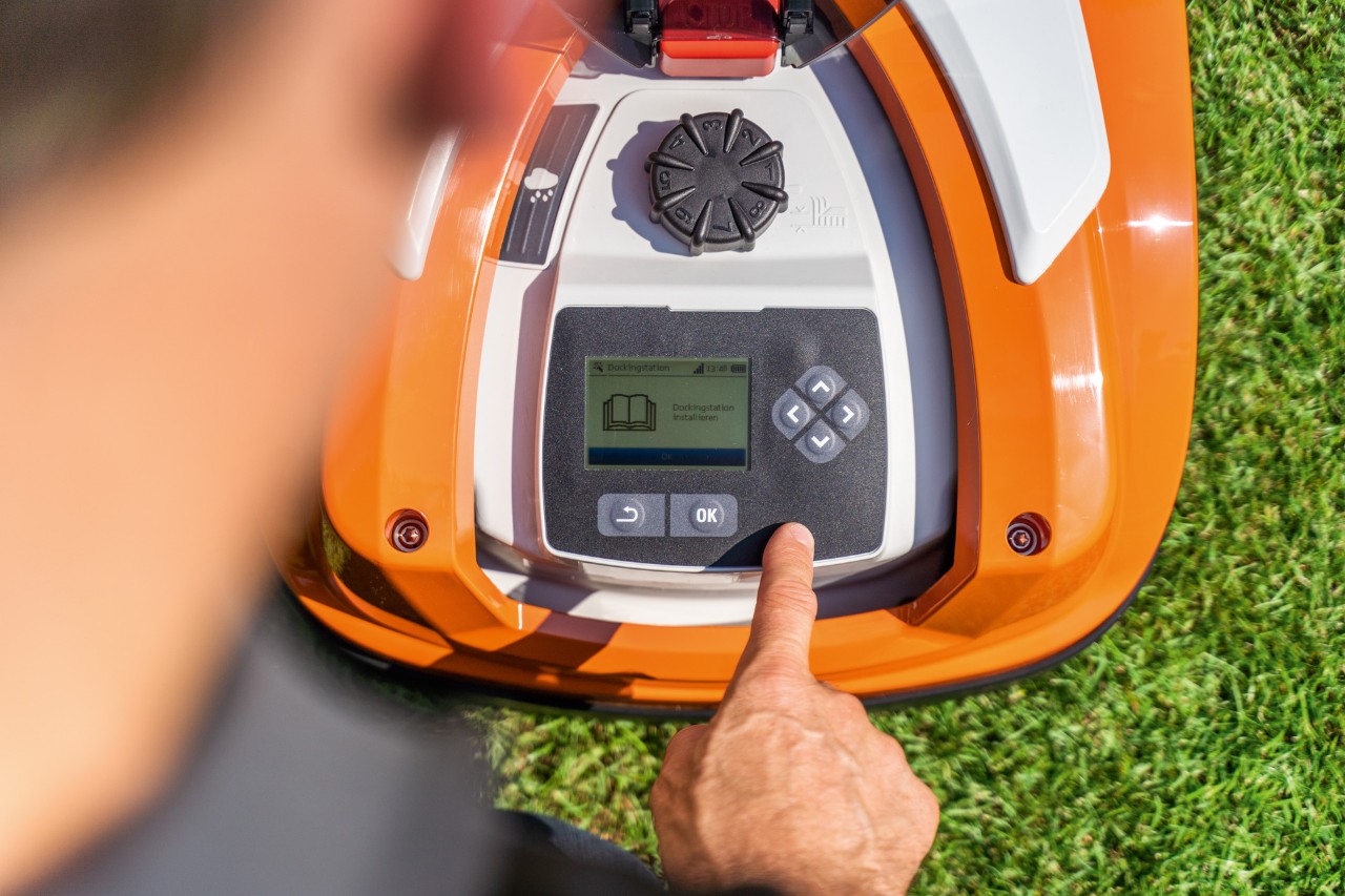 The control panel of a STIHL iMOW® 422 robot mower
